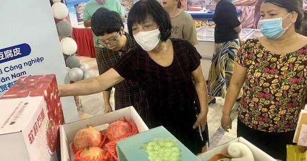 Trái cây Trung Quốc bất ngờ hút khách, cháy hàng ở AgroViet 2023