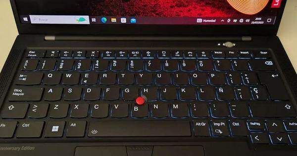 Vì sao một số laptop có ‘nút màu đỏ’ ở giữa bàn phím?