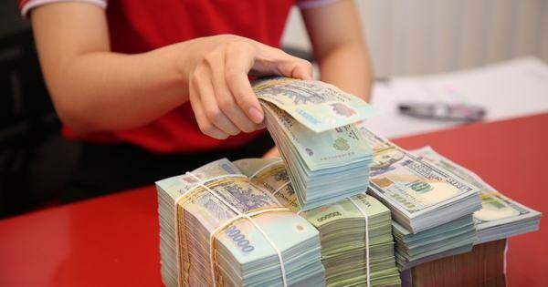 Lãi suất gửi tiết kiệm chạm đáy?