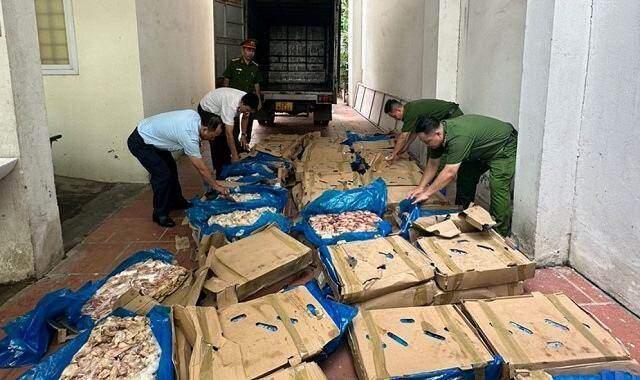 Liên tiếp phát hiện lượng ‘khủng’ thực phẩm bẩn