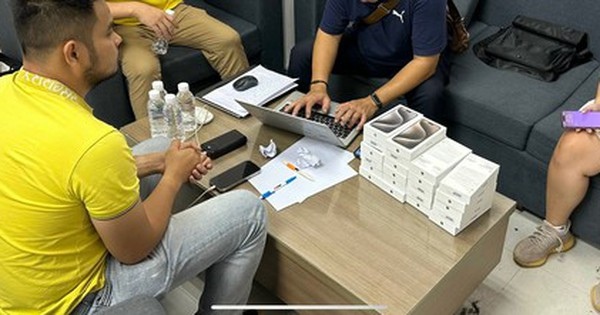 Tạm giữ người xách 22 điện thoại iPhone 15 Pro Max về Việt Nam