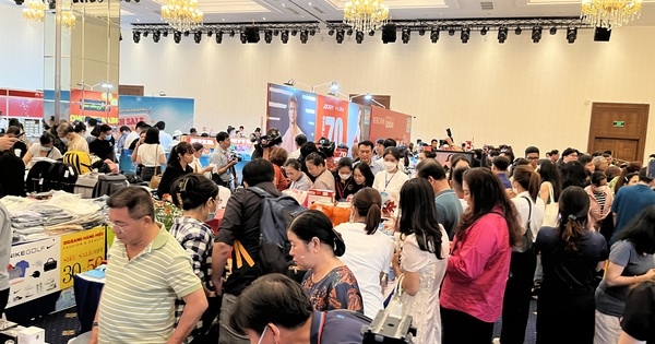 Tấp nập đi săn giày dép, túi xách hiệu giảm giá tới 90% ở TPHCM