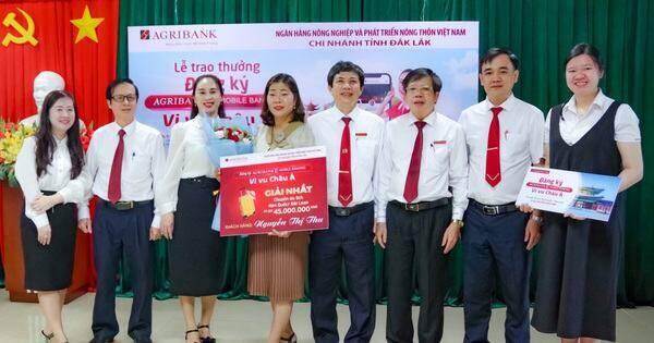 Agribank Đắk Lắk trao giải cho khách hàng trúng thưởng trong chương trình “Đăng ký Agribank E-Mobile Banking – Vi vu Châu Á”