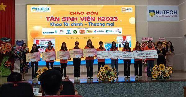 Sinh viên năm thứ 2 một trường đại học đã được học “thực chiến” với thị trường chứng khoán