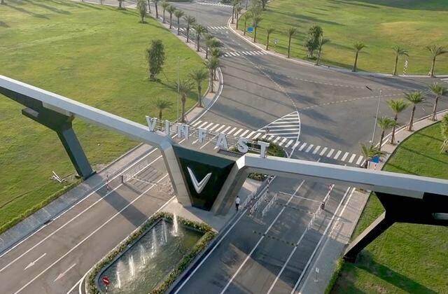 Tỷ phú Phạm Nhật Vượng tặng một công ty pin cho VinFast