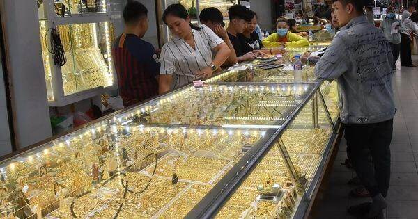 Giá vàng SJC nóng lên, có nên mua vào?
