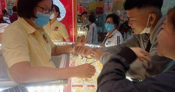 Giá vàng SJC tăng nóng, nhiều nhà đầu tư “lướt sóng” kiếm lời