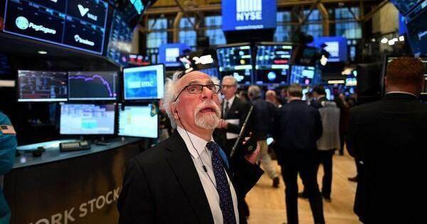 Chứng khoán Mỹ chìm trong sắc đỏ, Dow Jones mất hơn 320 điểm, lợi suất trái phiếu kho bạc 10 năm tăng vượt đỉnh trước khủng hoảng tài chính