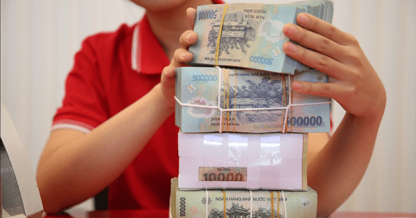 Lo ngại đầu tư, người dân đua nhau gửi tiết kiệm bất chấp lãi suất thấp kỷ lục, ngân hàng lại “đau đầu” vì thừa tiền
