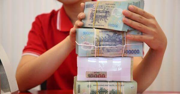 Vì sao người dân vẫn gửi tiền ngân hàng bất chấp lãi suất giảm?