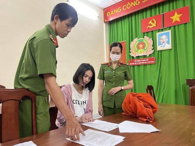Người mẫu Ngọc Trinh khai gì vụ thả 2 tay lái mô tô?