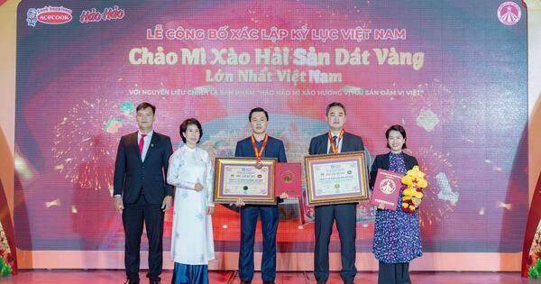 Hảo Hảo xác lập kỷ lục “Chảo mì xào hải sản dát vàng lớn nhất Việt Nam”