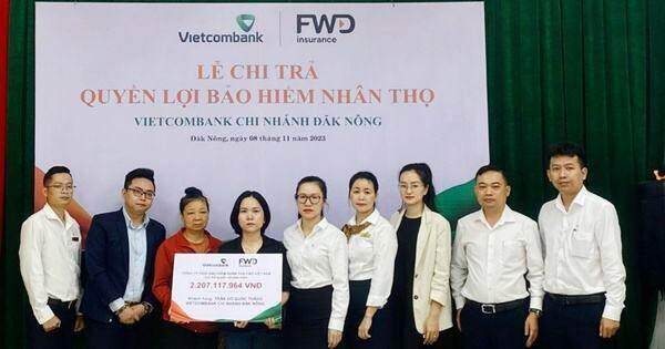 Vietcombank Đăk Nông cùng FWD chi trả quyền lợi bảo hiểm hơn 2 tỷ đồng cho khách hàng