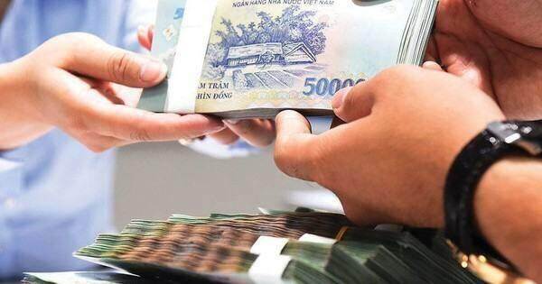 Vì sao lãi suất tiết kiệm giảm, người dân vẫn gửi thêm hàng trăm nghìn tỷ vào ngân hàng?