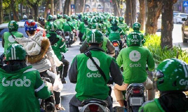 Mất việc thì… chạy xe ôm?