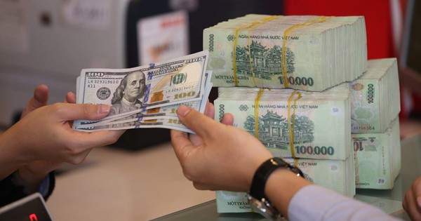 Chênh lệch giá mua bán USD tăng cao Chênh lệch giá mua bán USD tăng cao