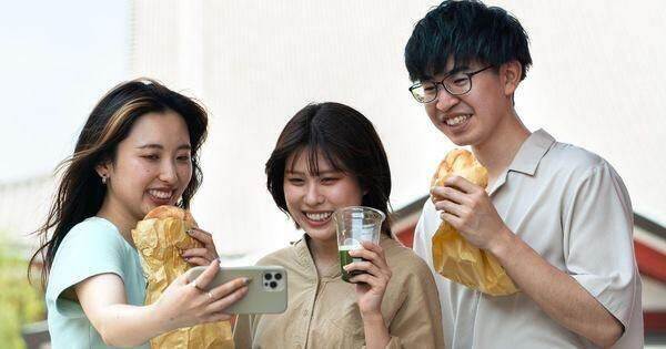 Gen Z và xu hướng ‘sống’ trực tuyến Gen Z và xu hướng ‘sống’ trực tuyến
