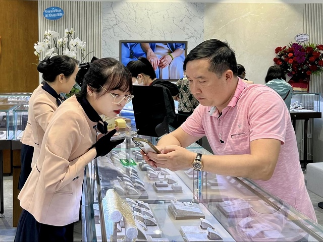 Thị giá gần 80,000 đồng/cp, nhân viên PNJ được mua ESOP với giá “hời” ra sao? Thị giá gần 80,000 đồng/cp, nhân viên PNJ được mua ESOP với giá “hời” ra sao?