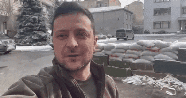 Gần 2 năm Nga tiến hành chiến dịch quân sự ở Ukraine, ông Zelensky đã có thêm bao nhiêu… điện thoại?