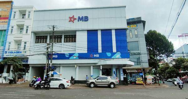 Khốn đốn vì bị nhân viên ngân hàng rút hết tiền từ khoản vay