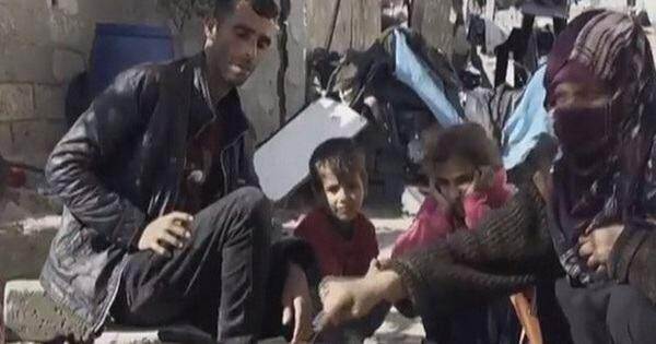 Dải đất Gaza tan hoang bởi bom đạn, người dân chặn xe chở hàng cứu trợ để lấy đồ