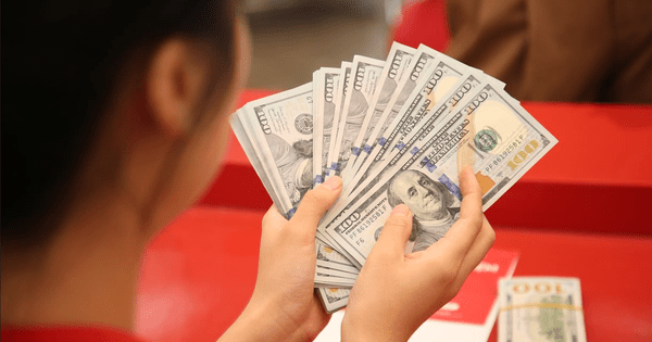 Giá USD ngân hàng và “chợ đen” bất ngờ tăng mạnh