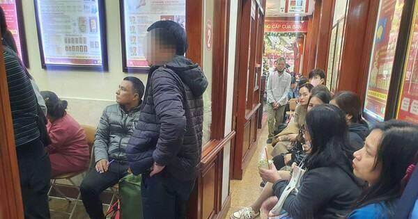 Vác tải tiền đi mua vàng, có người lãi trăm triệu trong chớp mắt