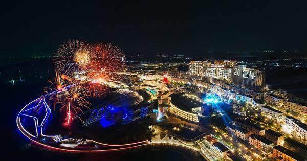 Hàng chục ngàn người đổ về Sunset Town ngắm pháo hoa, “đi chợ” đầu năm mới Hàng chục ngàn người đổ về Sunset Town ngắm pháo hoa, “đi chợ” đầu năm mới
