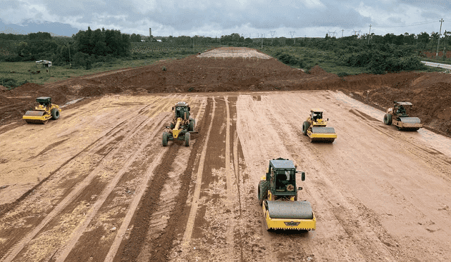 Hàng nghìn công nhân trên Cao tốc Bắc-Nam thi công xuyên Tết Dương lịch Hàng nghìn công nhân trên Cao tốc Bắc-Nam thi công xuyên Tết Dương lịch