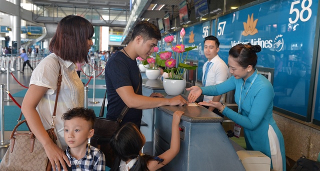 Vé máy bay Tết: Đường bay ‘vàng’ dồi dào, đi ‘nửa đêm gà gáy’ vẫn đắt
