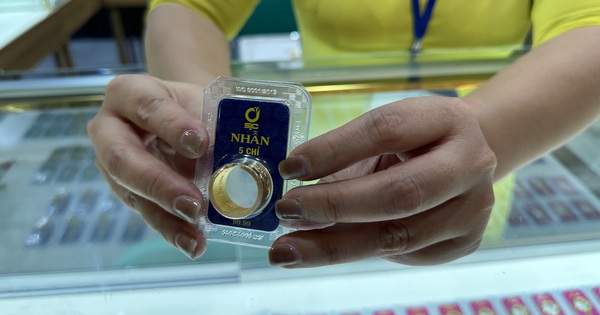 Người mua vàng nhẫn tiếp tục lỗ sau ngày Thần tài Người mua vàng nhẫn tiếp tục lỗ sau ngày Thần tài