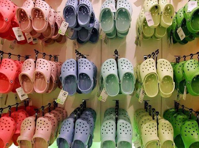 Crocs – “phát minh tồi tệ nhất của nhân loại” mang về hàng tỷ USD
