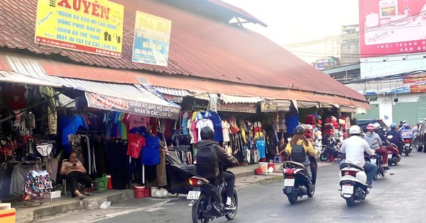 Tiểu thương chợ Thủ Đức tá hỏa khi giá thuê sạp tăng từ 2,5 – 4 lần Tiểu thương chợ Thủ Đức tá hỏa khi giá thuê sạp tăng từ 2,5 – 4 lần