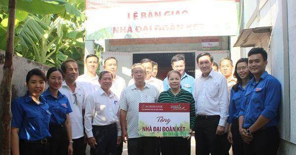 Agribank thị xã Gò Công bàn giao 5 nhà “Đại đoàn kết” Agribank thị xã Gò Công bàn giao 5 nhà “Đại đoàn kết”