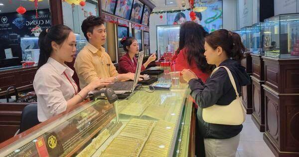 Vàng nhẫn có thể lên 74 triệu đồng/lượng, cẩn trọng đầu tư lướt sóng Vàng nhẫn có thể lên 74 triệu đồng/lượng, cẩn trọng đầu tư lướt sóng