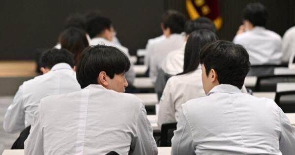 Kế hoạch tăng tuyển sinh không thay đổi, người người nhà nhà đổ xô đến học viện ôn thi vào trường y