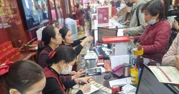 Giá vàng ‘nóng bỏng tay’, có thể mua bán cả… giấy hẹn