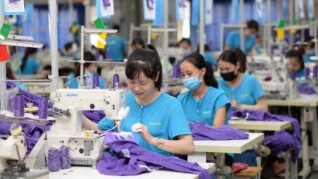 Dệt may Việt Nam gia tăng lợi thế cạnh tranh bằng chiếu sáng xanh Dệt may Việt Nam gia tăng lợi thế cạnh tranh bằng chiếu sáng xanh