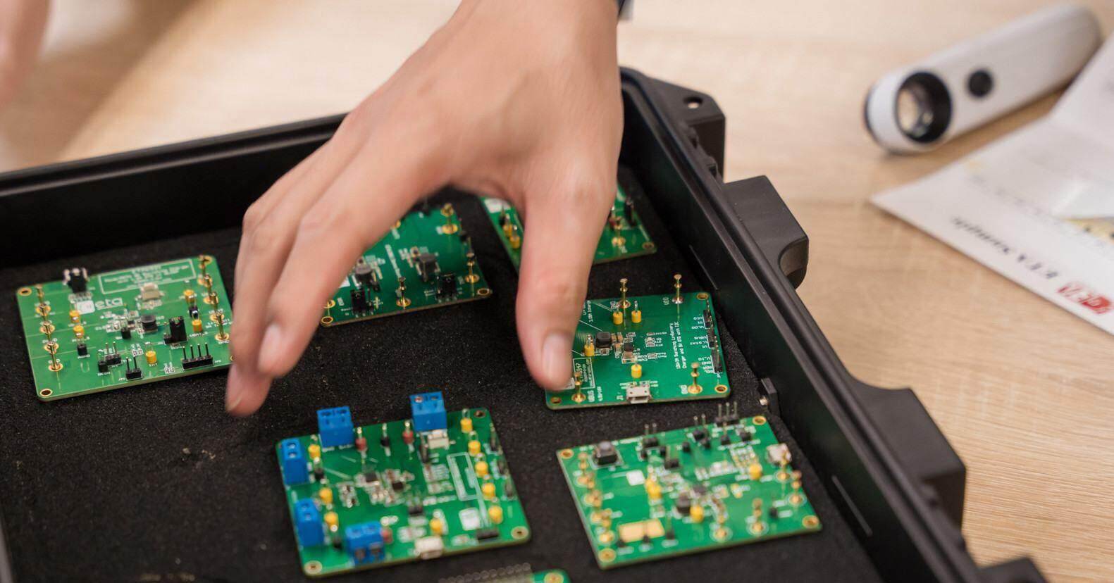 Hé lộ mức thu nhập trong mơ của kỹ sư thiết kế chip Việt Nam Hé lộ mức thu nhập trong mơ của kỹ sư thiết kế chip Việt Nam