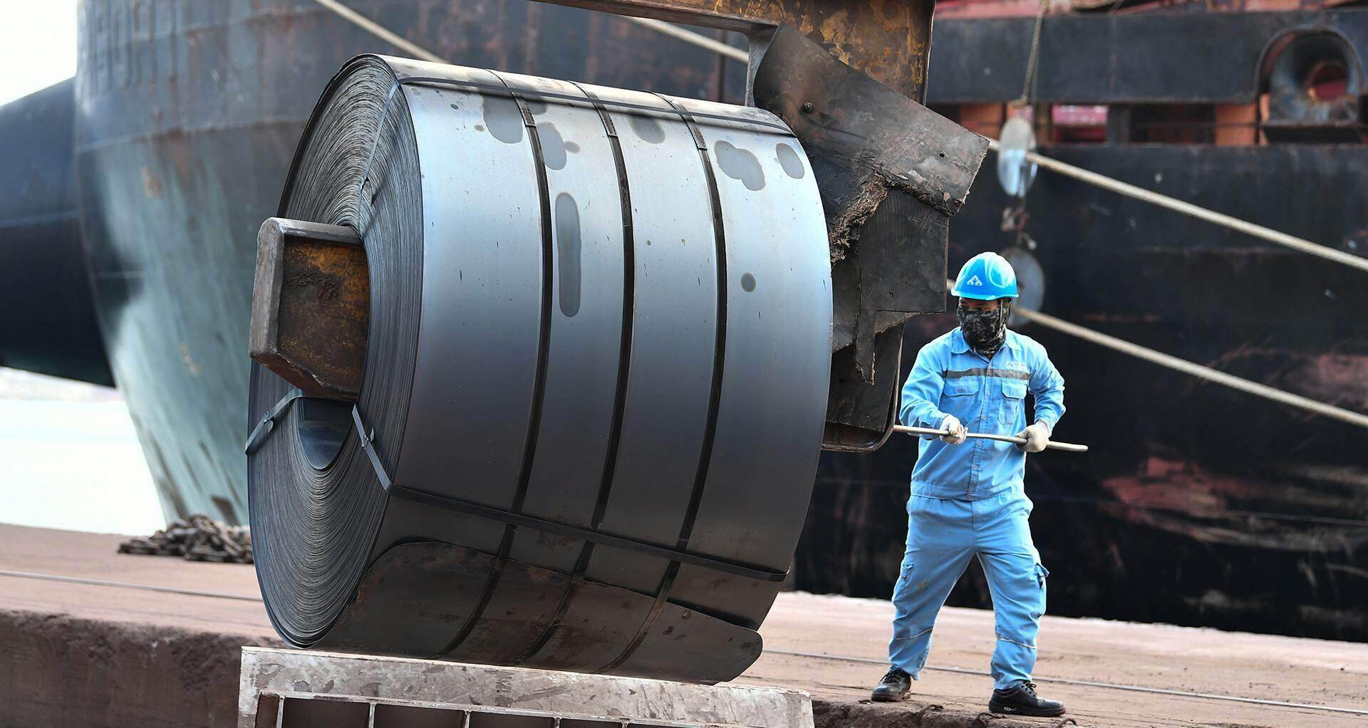 Phó Thủ tướng yêu cầu rà soát việc gia tăng nhập khẩu thép cán nóng
