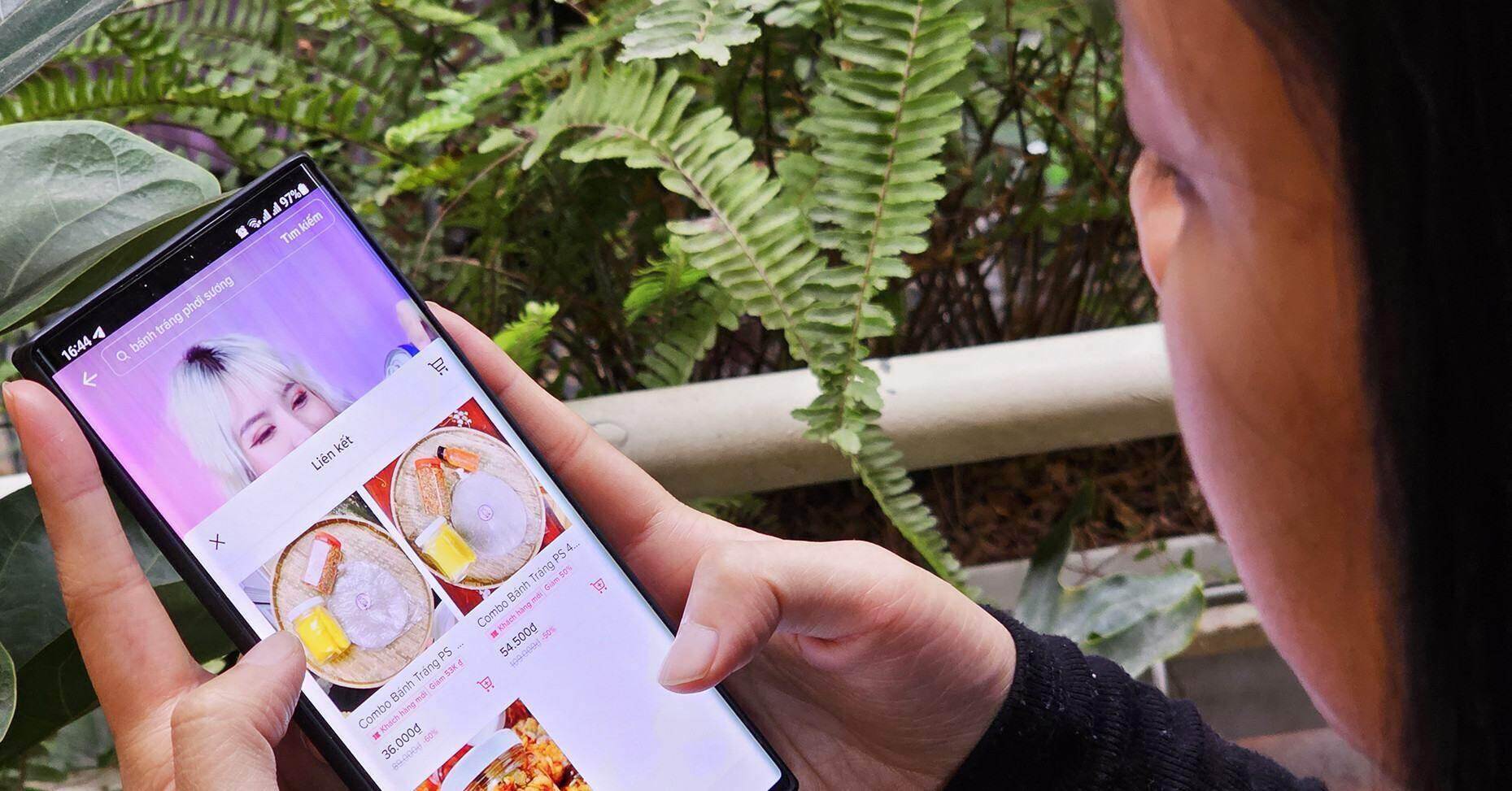 Shopee, Lazada, TikTok kiếm nghìn tỷ tại Việt Nam nhờ phục vụ chị em