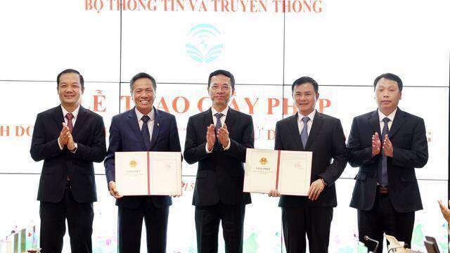 Trao giấy phép thiết lập mạng, kinh doanh cung cấp dịch vụ 5G cho VNPT và Viettel Trao giấy phép thiết lập mạng, kinh doanh cung cấp dịch vụ 5G cho VNPT và Viettel