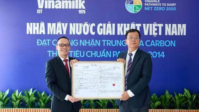 Vinamilk có thêm 1 nhà máy đạt chứng nhận trung hòa carbon, đẩy mạnh “xanh hóa” sản xuất Vinamilk có thêm 1 nhà máy đạt chứng nhận trung hòa carbon, đẩy mạnh “xanh hóa” sản xuất
