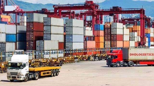 Xuất khẩu suy giảm trong tháng 4, thặng dư thương mại vẫn đạt trên 8 tỷ USD Xuất khẩu suy giảm trong tháng 4, thặng dư thương mại vẫn đạt trên 8 tỷ USD