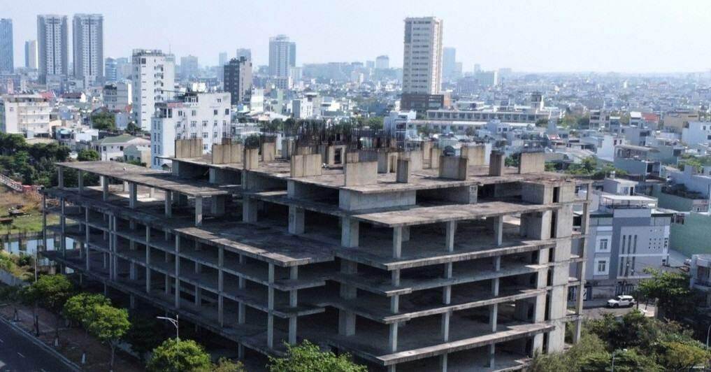 Cận cảnh dự án căn hộ cao cấp bỏ hoang bên bờ sông Hàn