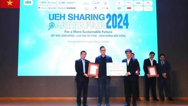 Eximbank tài trợ học bổng trị giá 300 triệu đồng cho UEH Eximbank tài trợ học bổng trị giá 300 triệu đồng cho UEH