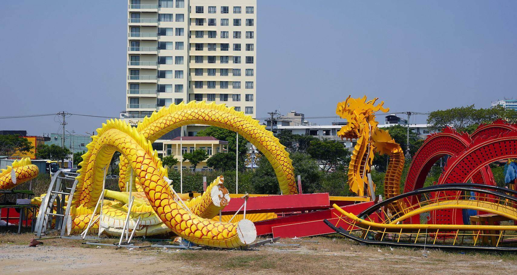 Linh vật rồng ở Đà Nẵng nằm ngổn ngang chờ công viên