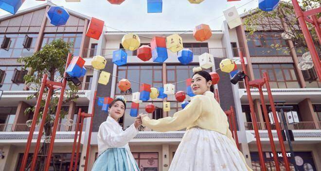 Loạt thương hiệu ‘chuẩn Hàn’ đổ bộ K-Town trong ngày khai trương