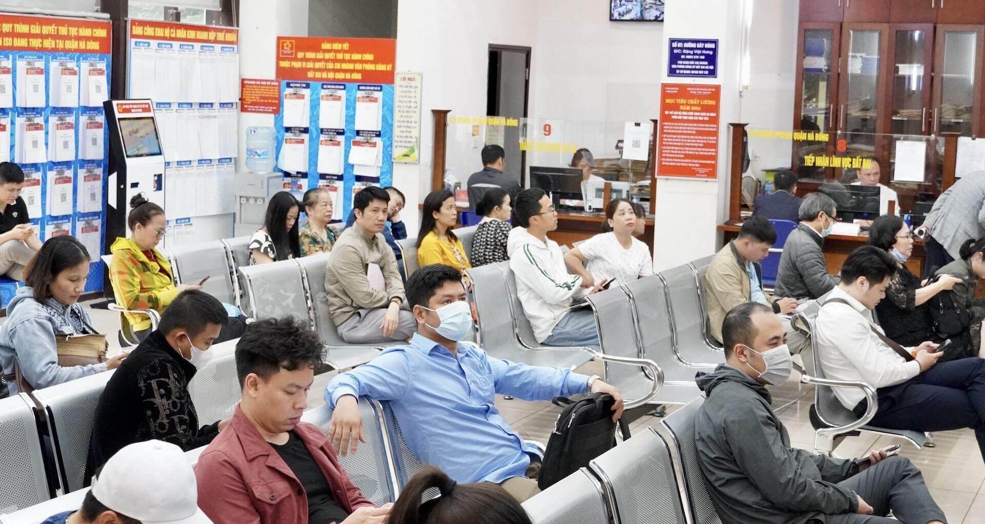 Sự thật việc ‘chen xếp hàng từ 2-3h sáng làm giấy tờ nhà đất ở Hà Nội’