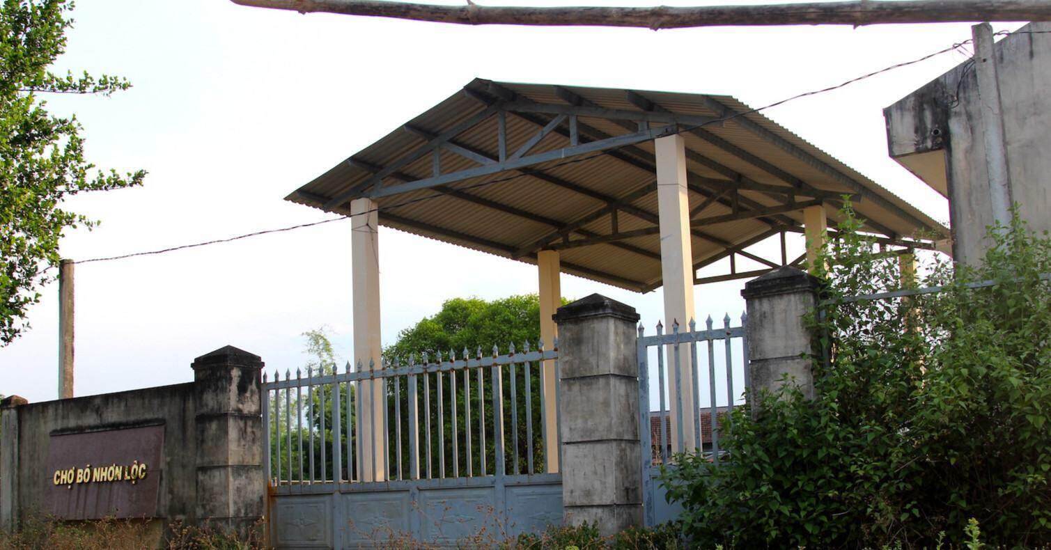 Đầu tư tiền tỷ xây chợ rồi bỏ hoang, cỏ mọc um tùm
